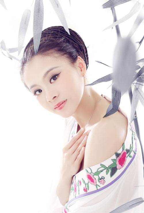 中国艺术体操名将拍写真邓森悦展示古典美组图