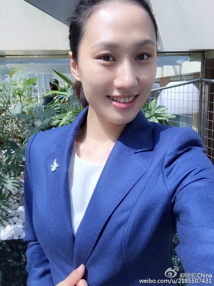 张虹反手摸肚脐"炫腹" 网友:小蛮腰很美啊(组图)