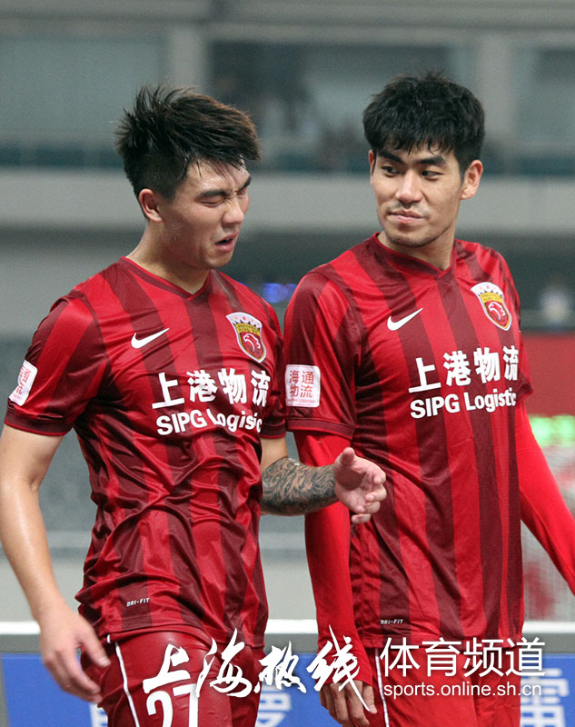 主场大捷八万人迎久违狂欢球员球迷同庆胜利图