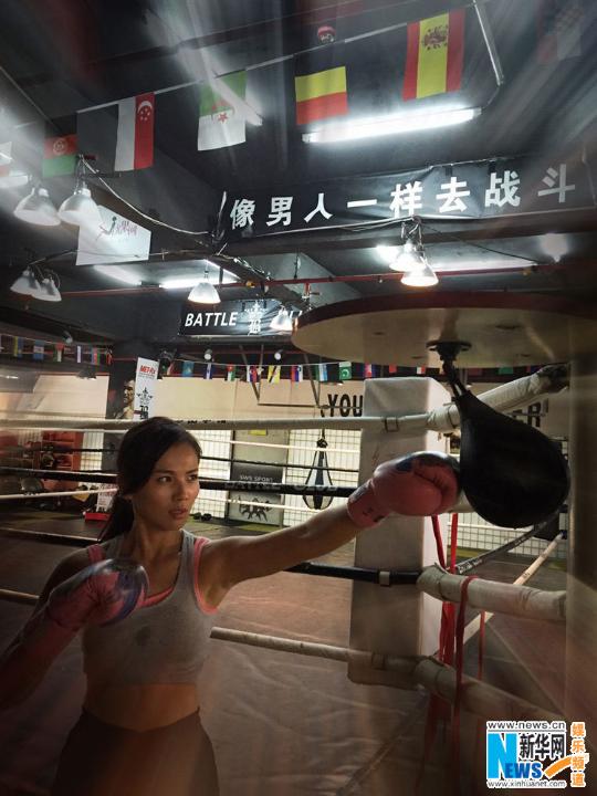 近日，演员黄觉在社交平台分享一组搭档刘涛的拍摄花絮照，图中刘涛以拳击运动员造型示人，动感帅气。刘涛随后转发并评论道：“在总攻的道路上越走越远”，引起网友热议点赞。