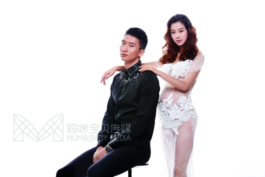 孙悦女儿庆一周岁生日 一家三口幸福照曝光(组图)