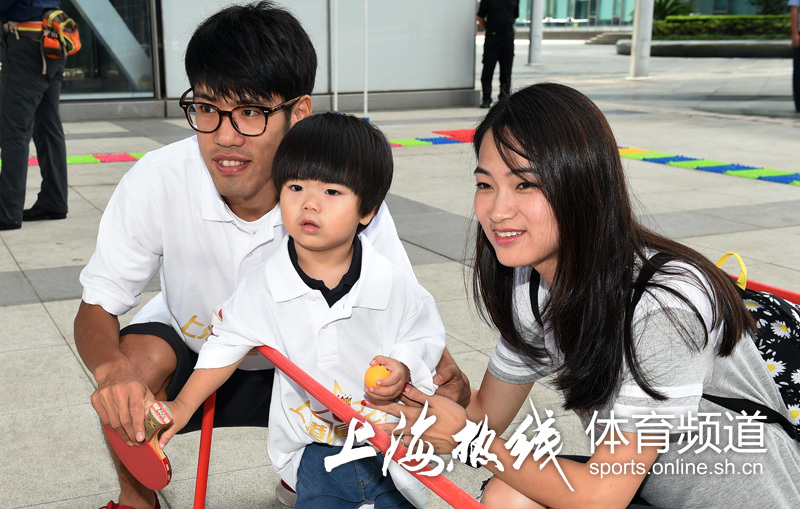 吕文君一家三口助阵上港星乐会萌娃玩跳绳组图