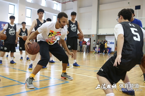 库里进上海五爱高级中学 用篮球为新学期揭幕(图)