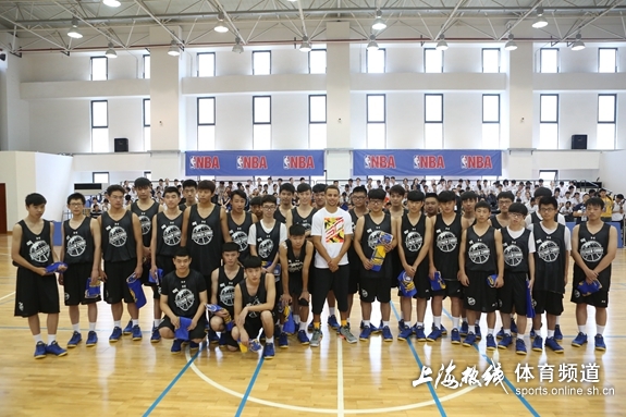 库里进上海五爱高级中学 用篮球为新学期揭幕(图)