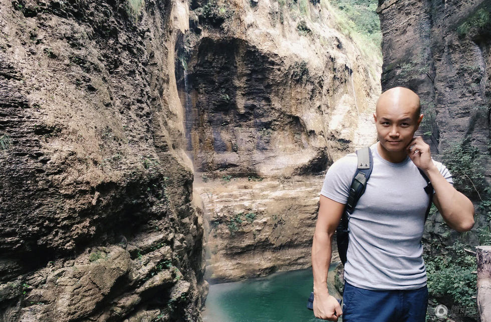 乐嘉晒健身照胸肌惊人 女网友气愤:比我大(组图)