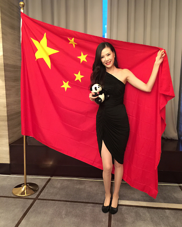 许诺合影国旗助威女篮