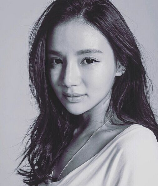 瓦伦华裔女神征服西媒 慵懒美腻成球迷宠儿(组图)