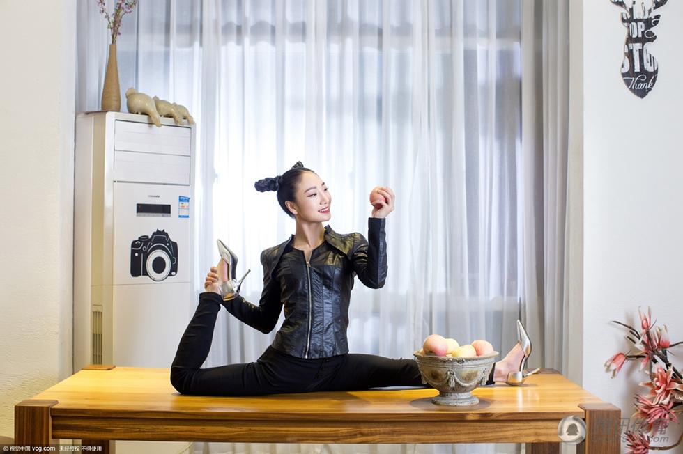 逆天!中国第一柔术美女办公室热身秀超高柔韧(图)