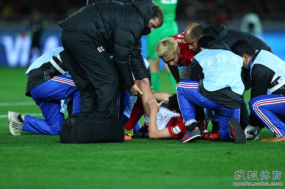 重伤!邹正脚踝骨折严重变形 下场接受治疗(组图)