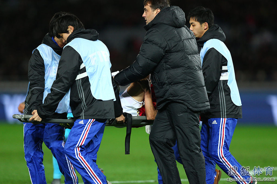 重伤!邹正脚踝骨折严重变形 下场接受治疗(组图)