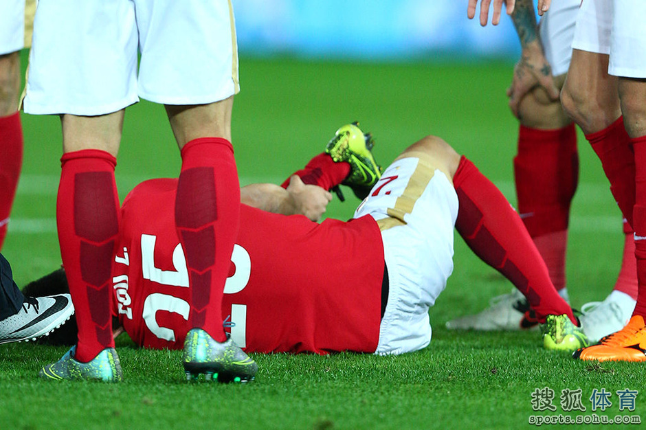 重伤!邹正脚踝骨折严重变形 下场接受治疗(组图)