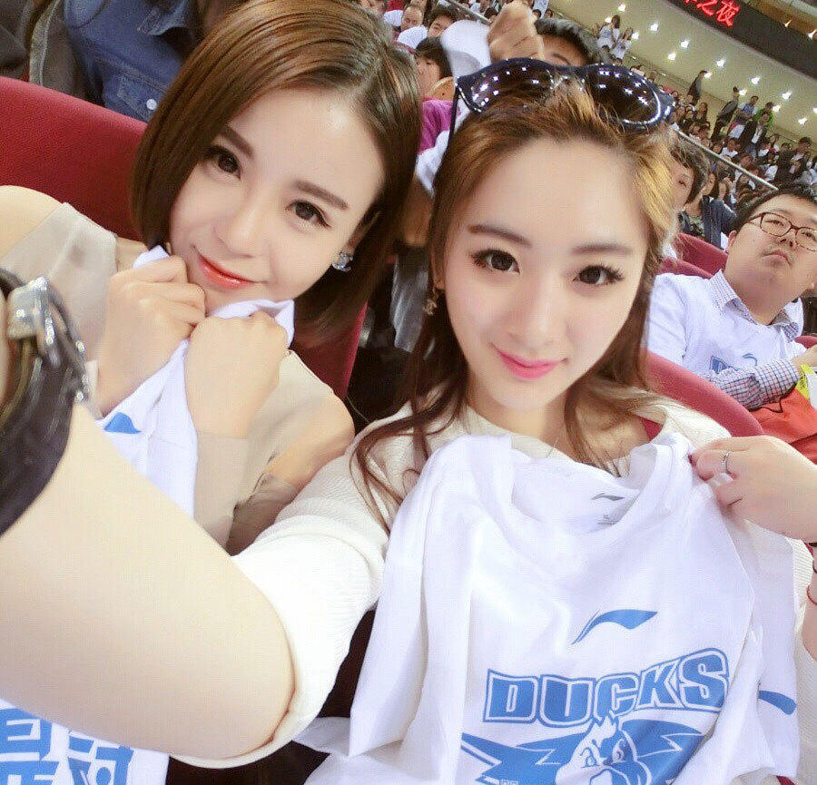 北京双星女友球场内被拍 大量美艳私照曝光(组图)