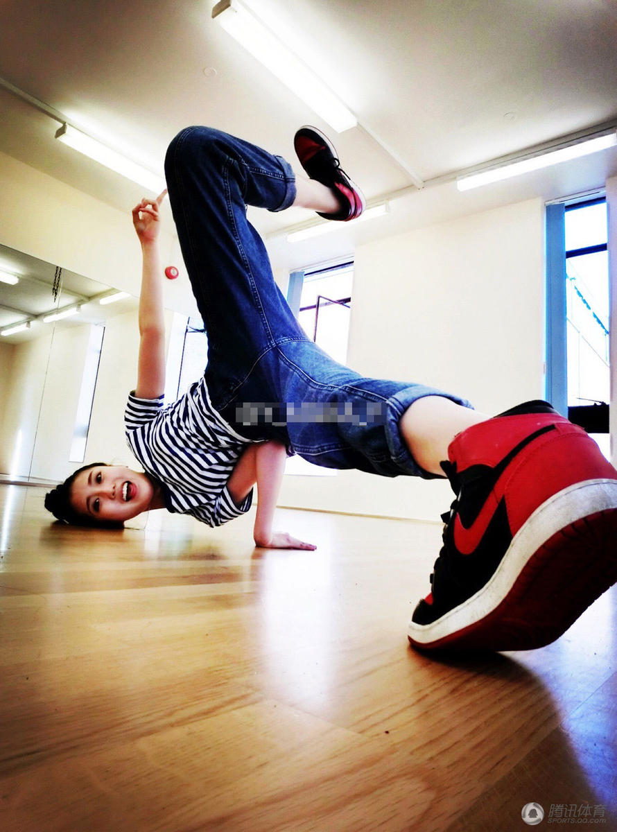 美腿留学生爱健身走红 晒膝伤照惹网友怜爱(组图)