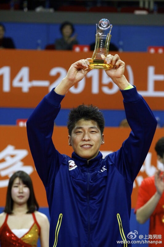上海男排胜北京卫冕12冠 球员高举奖杯庆胜利(图)