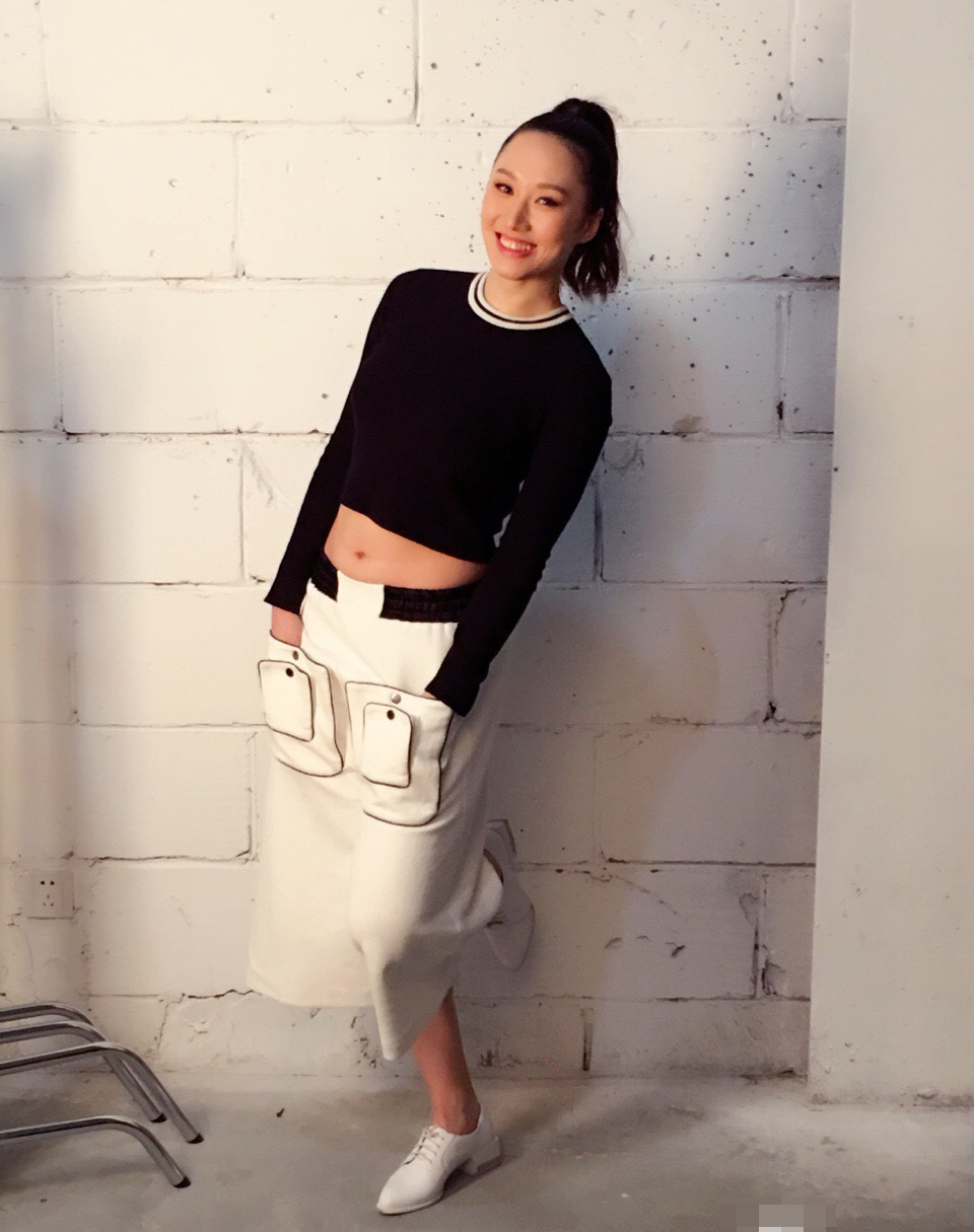 速滑女神张虹晒写真美照 时尚装扮优雅动人(组图)