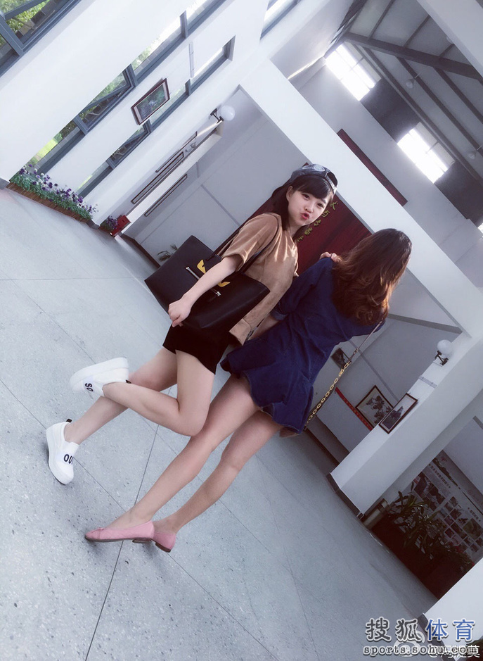 游戏女主播自黑身高1.5米 网友:穿上鞋正好(组图)