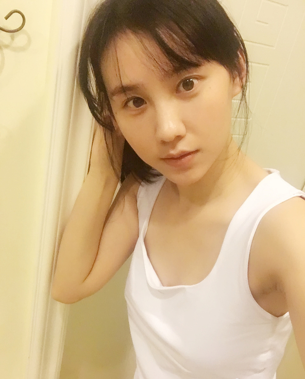 国脚赵明剑娇妻素颜照清纯 辣妈大方秀马甲线(图)