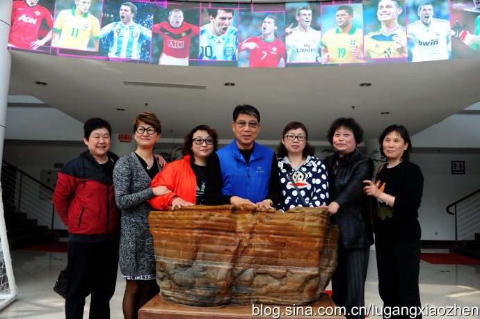 左起:王燊超母亲,朱峥嵘母亲,吕文君阿姨,根宝,傅欢母亲,蔡慧康母亲