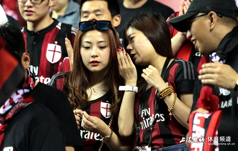 米兰元老赛美女球迷抢镜 低胸装秀傲人上围(组图)