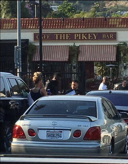 哈登与神秘女子在洛杉矶的一家酒吧门前被拍到