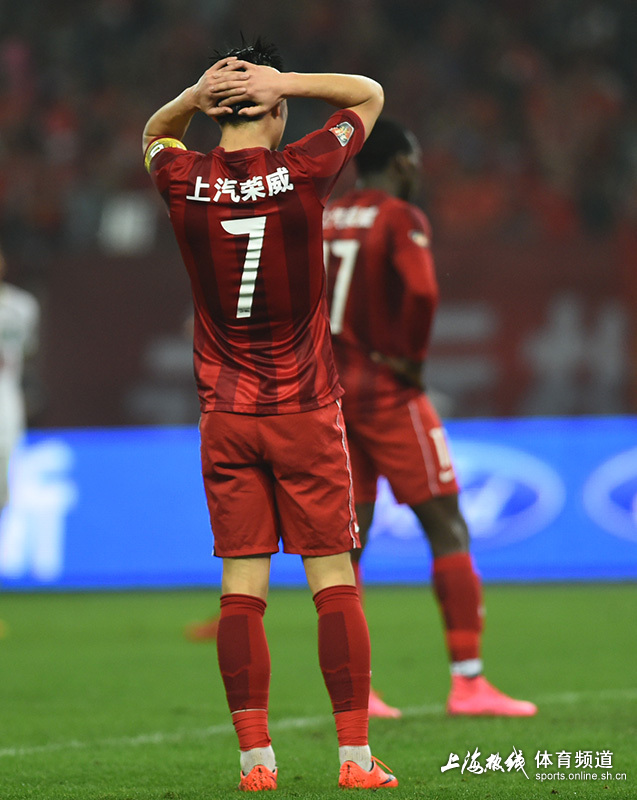 武磊接替孙祥出任队长 赛季首次戴队长袖标(组图)