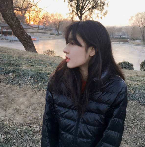 阿迪娜皮肤白皙.