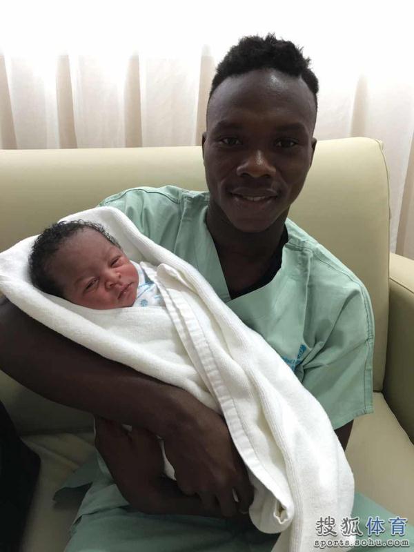 高清：上港迎喜讯尖刀添丁 埃弗拉爱子眼神犀利