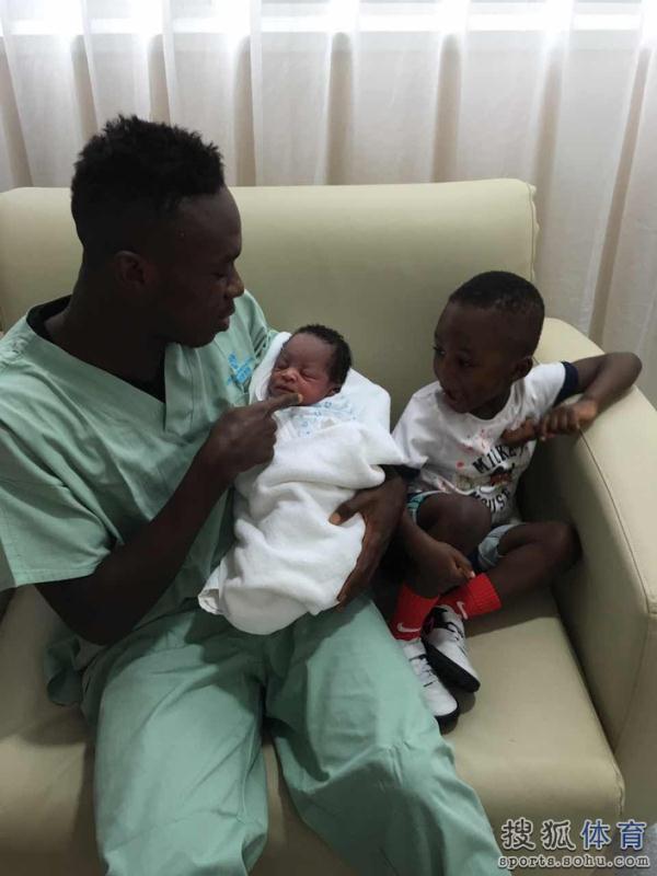 高清：上港迎喜讯尖刀添丁 埃弗拉爱子眼神犀利