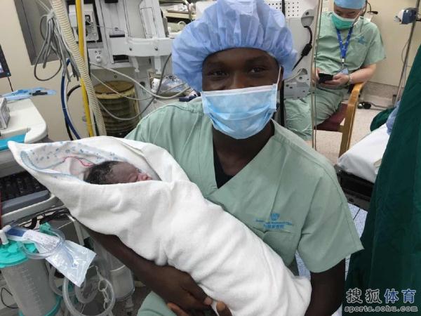 高清：上港迎喜讯尖刀添丁 埃弗拉爱子眼神犀利