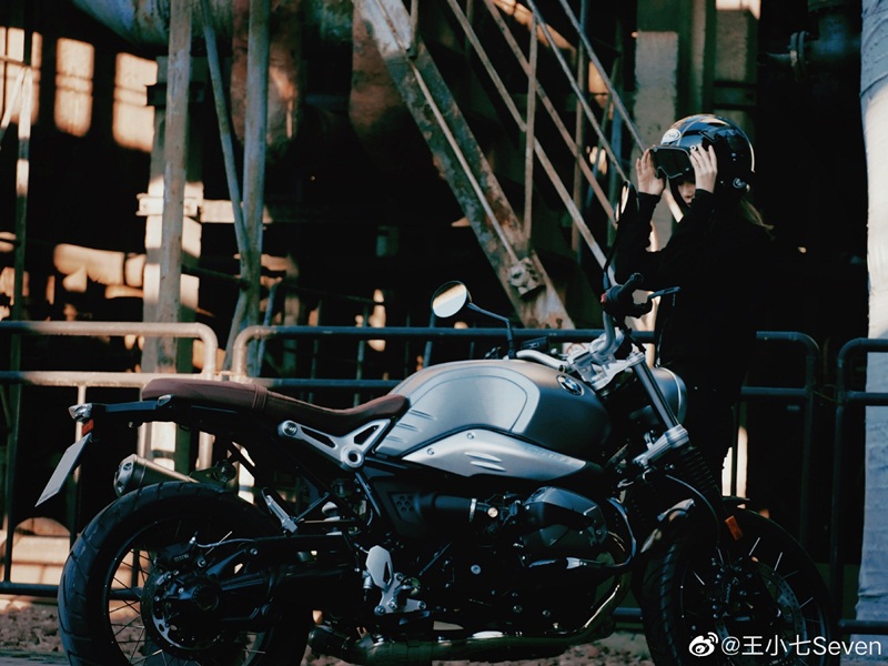 美女主播小七变机车少女黑色劲装帅气追风组图