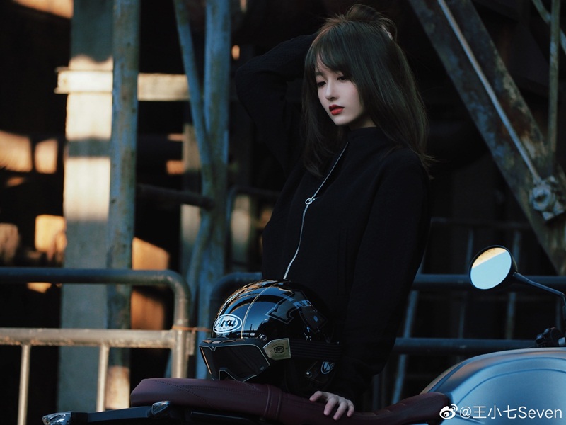 美女主播小七变机车少女黑色劲装帅气追风组图