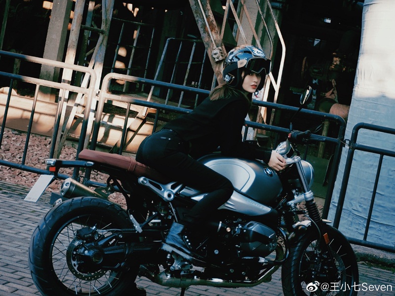 美女主播小七变机车少女黑色劲装帅气追风组图